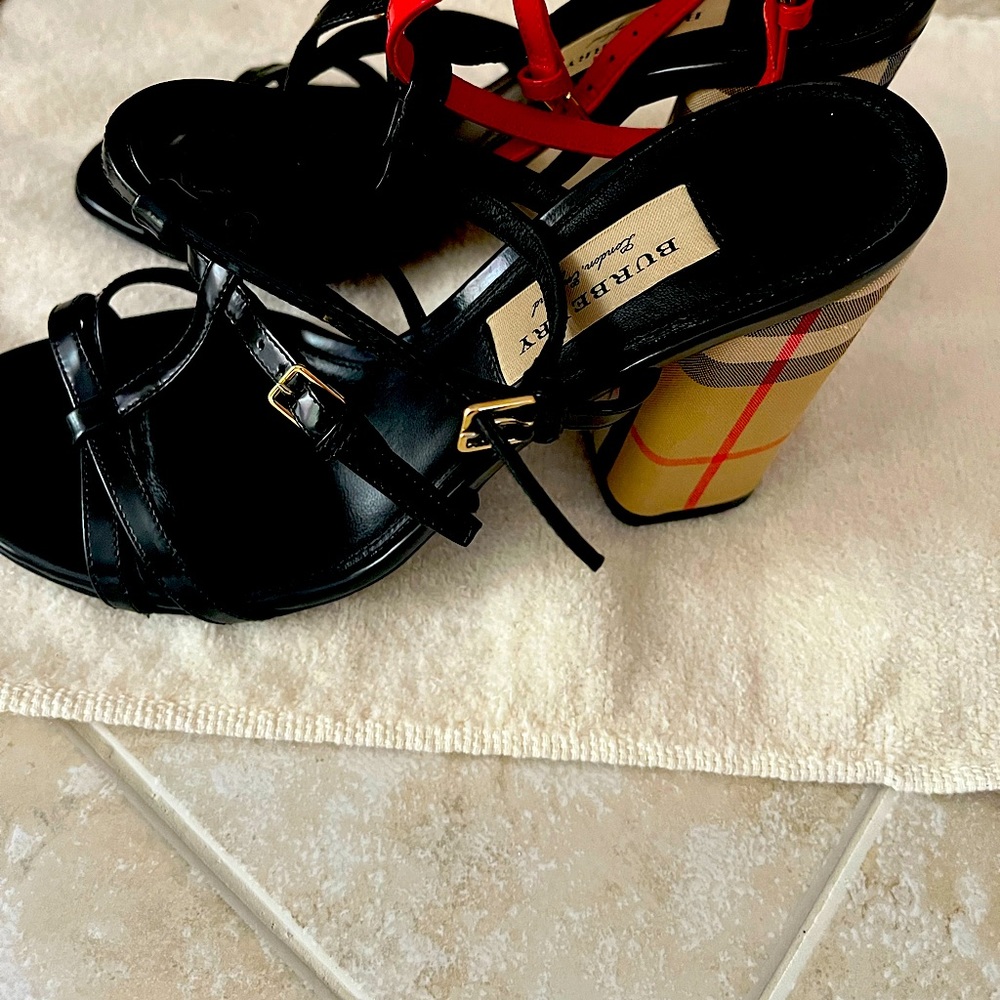 Size 6. Wear one time Burberry